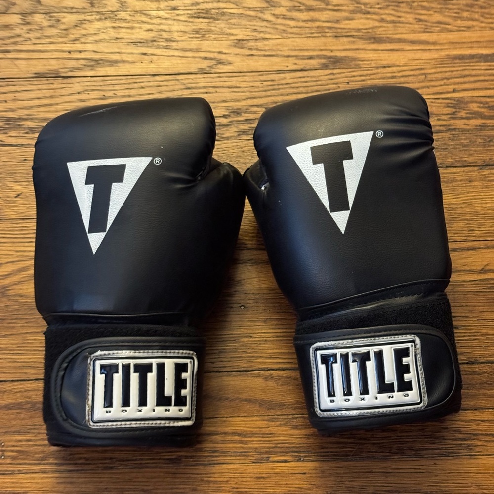 Title Boxing Black Gloves 14 Oz